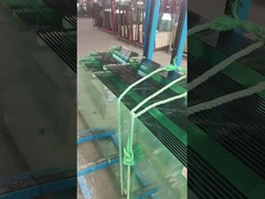 শক্ত কাচের ঝরনা দরজা পরিষ্কার করুন